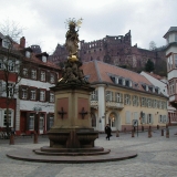 Patsas Heidelbergin Karlsplatzilla, taustalla Heidelbergin linna