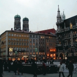 Marienplatz Mncheniss, oikealla raatihuone, taustalla tuomiokirkon tornit