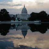 Capitol Hill ja sen heijastus vesialtaasta