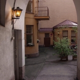 The gateway and the yard at Meritullinkatu 12