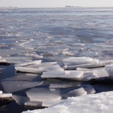 The ice cover cracks in front of Lnsi-Mustasaari