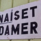 Sign for the women's dressing room at Seurasaari beach