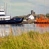 M/S Asp ja luotsikutteri Utn satamassa