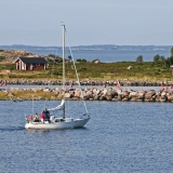 A sailboat arrives to Jurmo