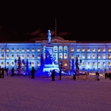 The light installation Heijastuksia - Reflections by Mikki Kunttu illuminates Senaatintori square