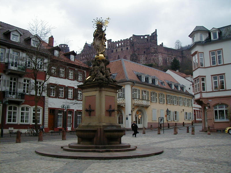 Patsas Heidelbergin Karlsplatzilla, taustalla Heidelbergin linna