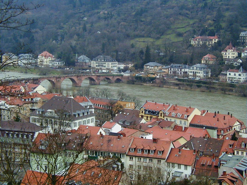 The river Neckar runs next to the Heidelberg old town under the Alte Brcke