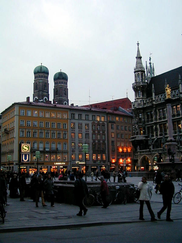 Marienplatz Mncheniss, oikealla raatihuone, taustalla tuomiokirkon tornit