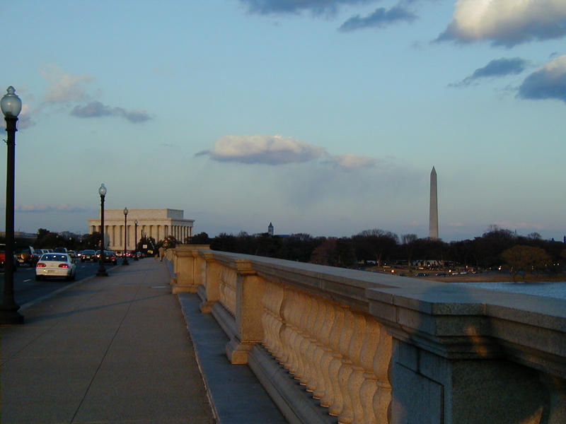 Arlington Memorial -silta, Lincolnin ja Washingtonin muistomerkit taustalla