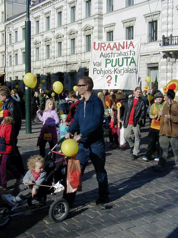 Ydinvoimaa vastustavia mielenosoittajia Helsingin keskustassa