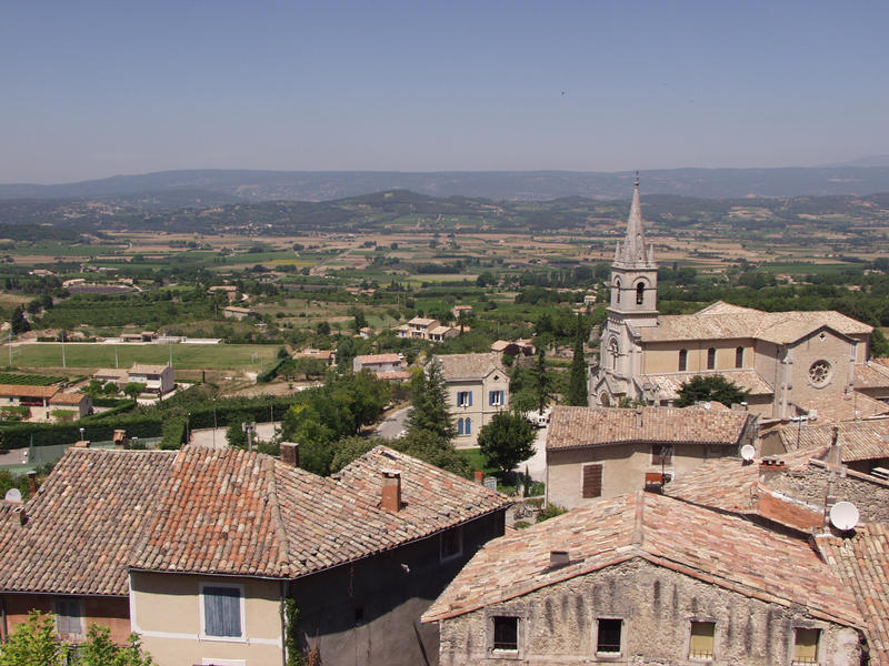 The town of Bonnieux and a view to the Luberon highlands