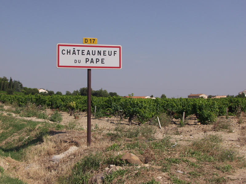 Chteauneuf du Papen kuuluisan viinikyln tieviitta