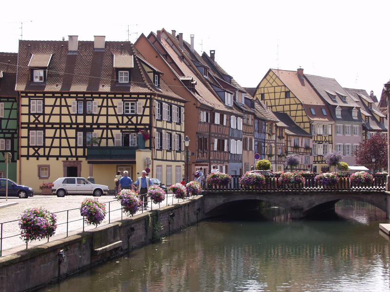 Grid houses and a canal