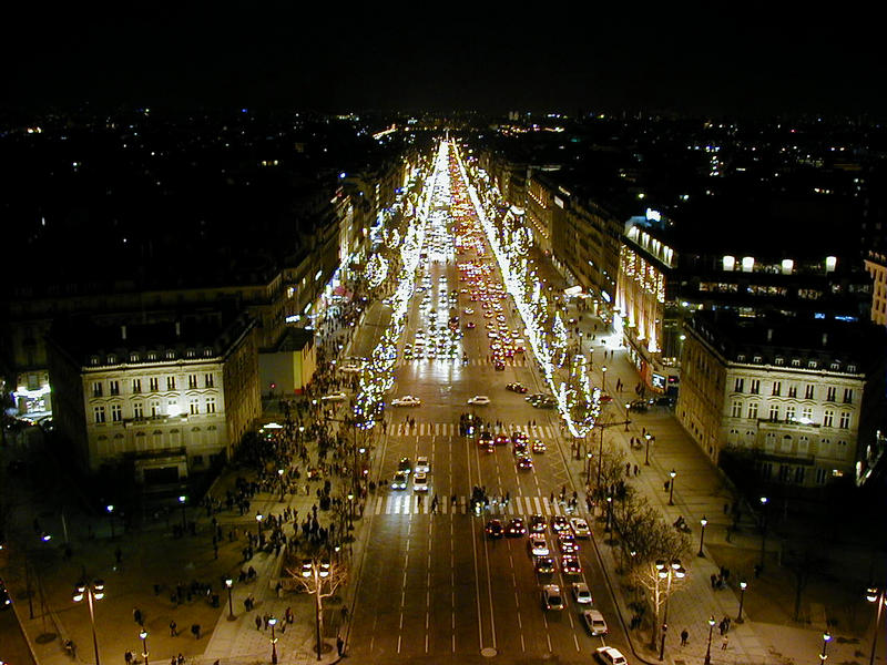 Champs Elyses riemukaaresta nhtyn