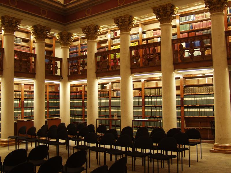 Kirjahyllyj Helsingin Yliopiston kirjastossa