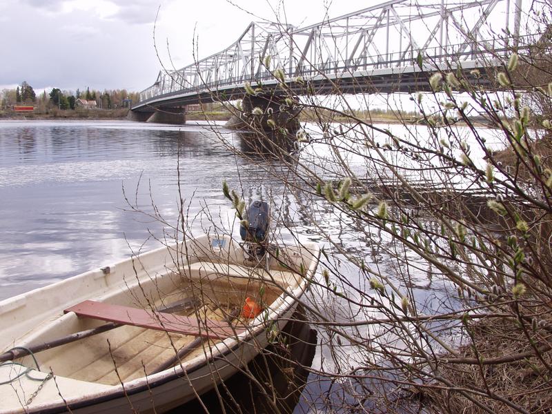 A rowing boat and a bridge
