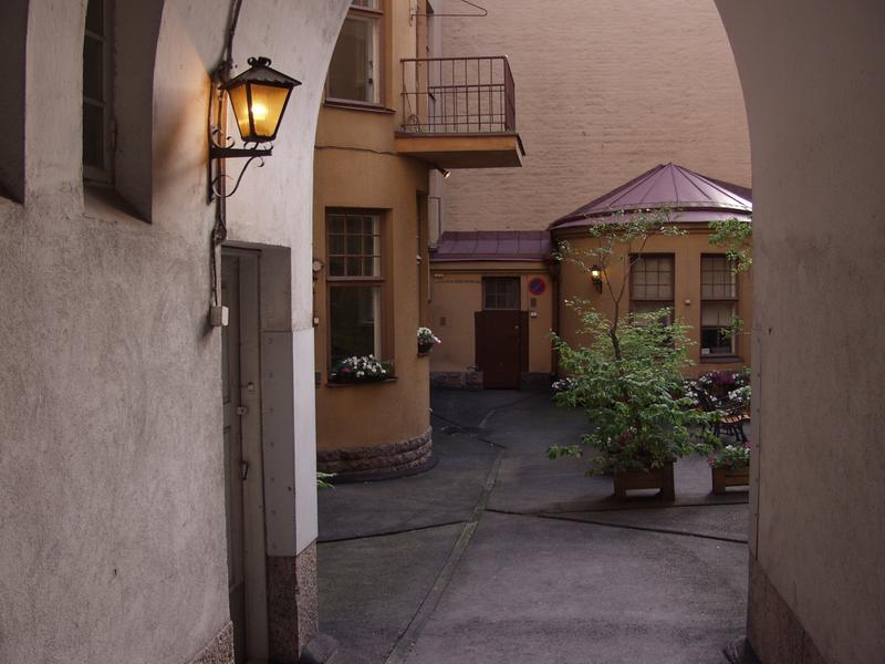 The gateway and the yard at Meritullinkatu 12