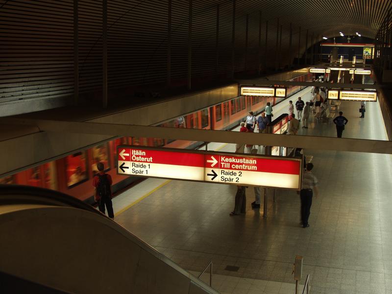Liukuportaat, laituri ja metrojuna Hakaniemen metroasemalla