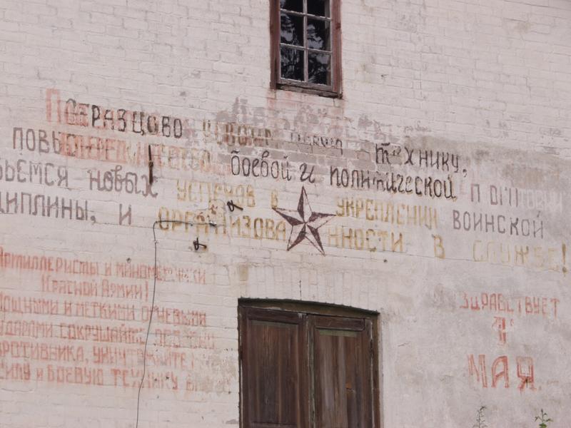 Venjnkielisi kirjoituksia talon seinss