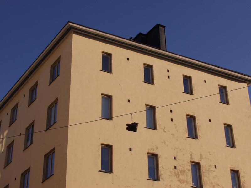 Kengt roikkuvat shklinjasta Pengerkadulla