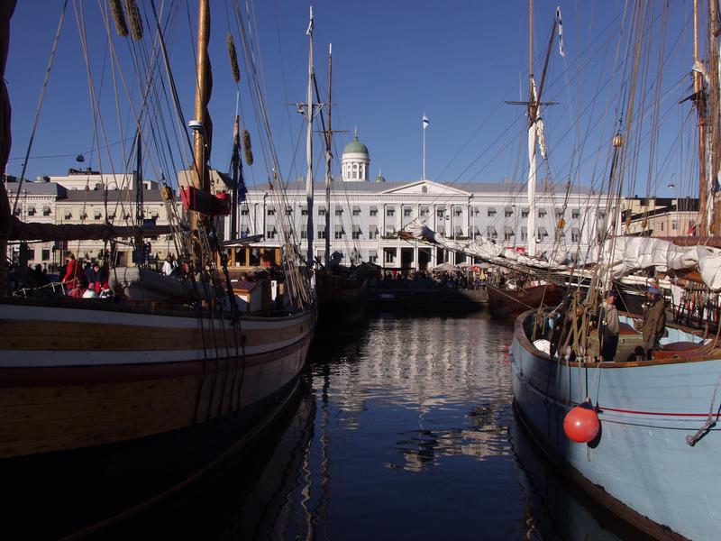 Vanhoja purjeveneit Kolera-altaassa, taustalla kaupungintalo