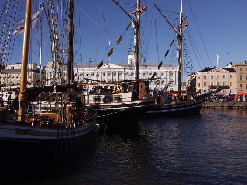 Vanhoja purjeveneit Kolera-altaassa, taustalla kaupungintalo
