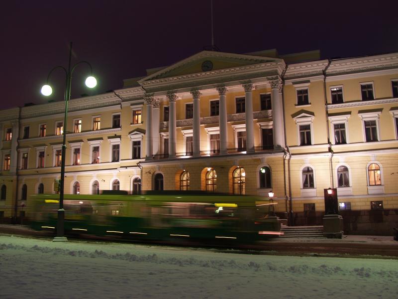 Valtioneuvoston linna Senaatintorilla ja ohiajava raitiovaunu