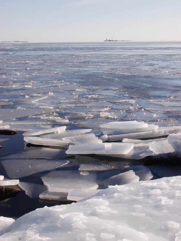 The ice cover cracks in front of Lnsi-Mustasaari