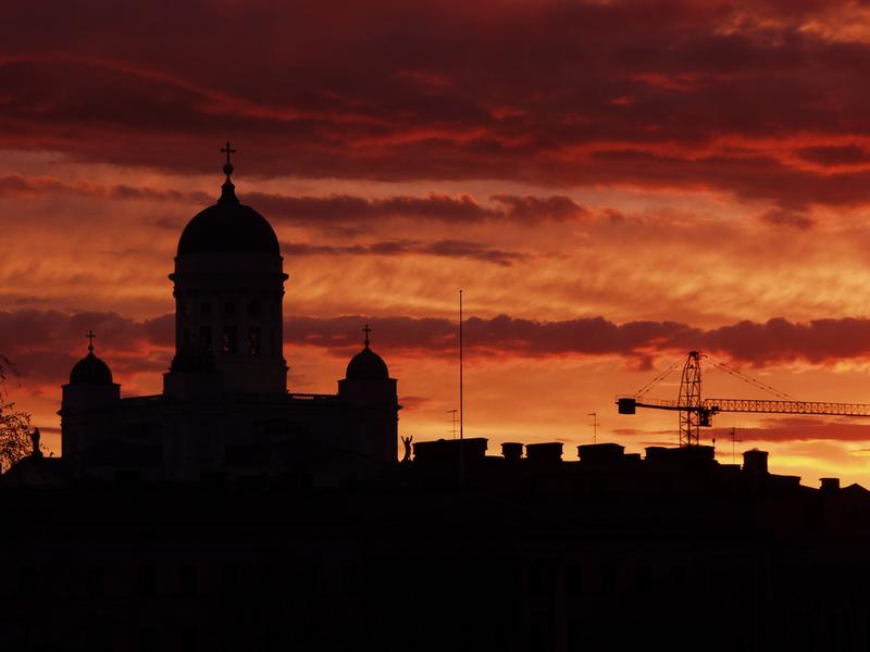 Aurinko laskee Helsingin kattojen taakse