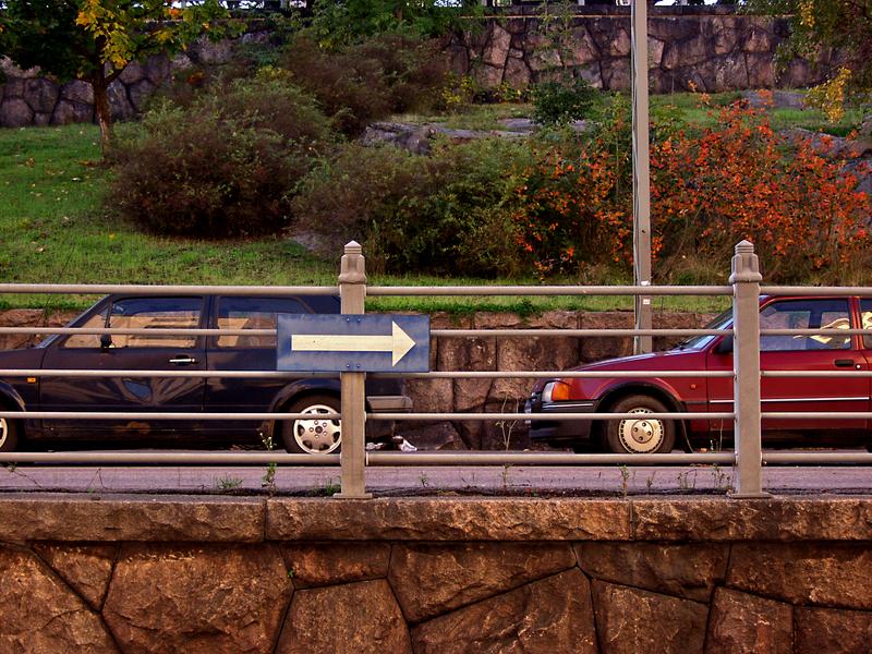 Liikennemerkki ja autoja Agrikolankadulla