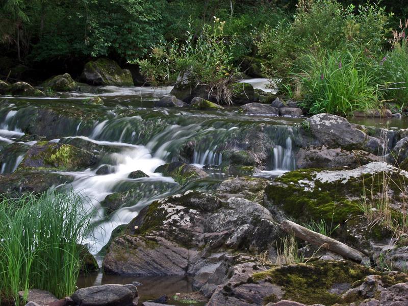 Veden kastelemaa kalliota Myllykoskella