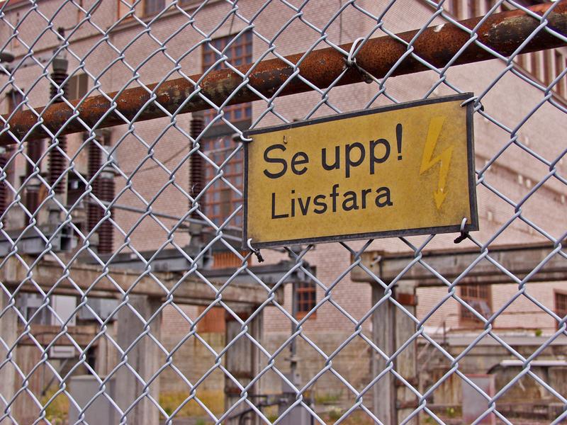 Varoitus Ahvenkosken voimalaitoksen aidassa