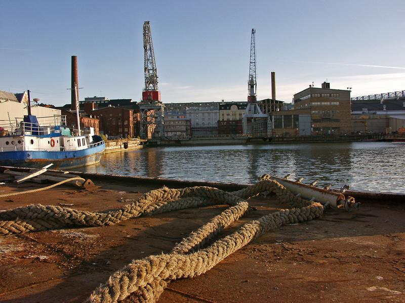 Ropes on a barge's deck at Hietalahti dock