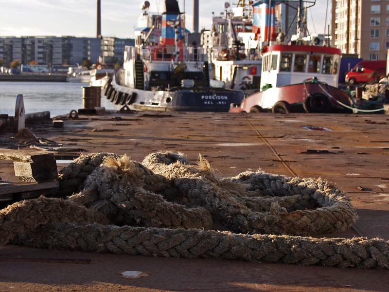 Ropes on a barge's deck at Hietalahti dock