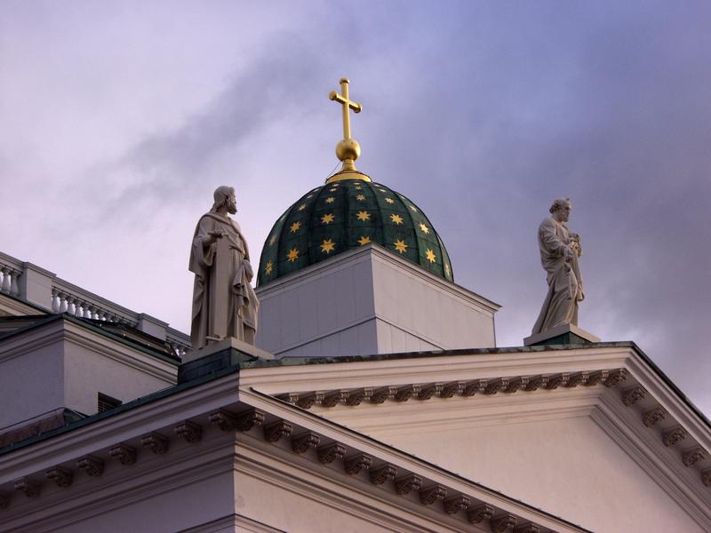 Apostoleja Tuomiokirkon katolla