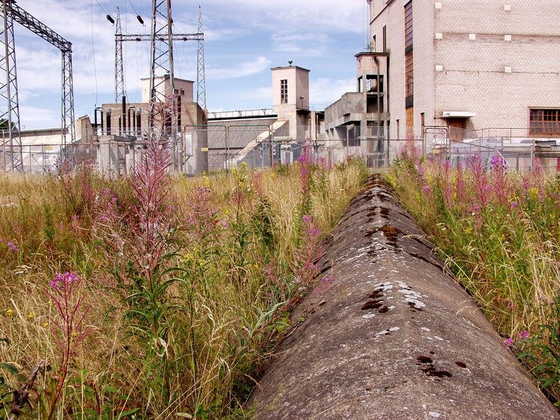 Power plant and a pipe
