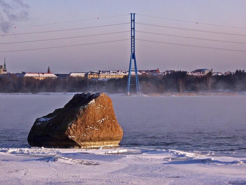A rock and a power line at Seurasaarenselk