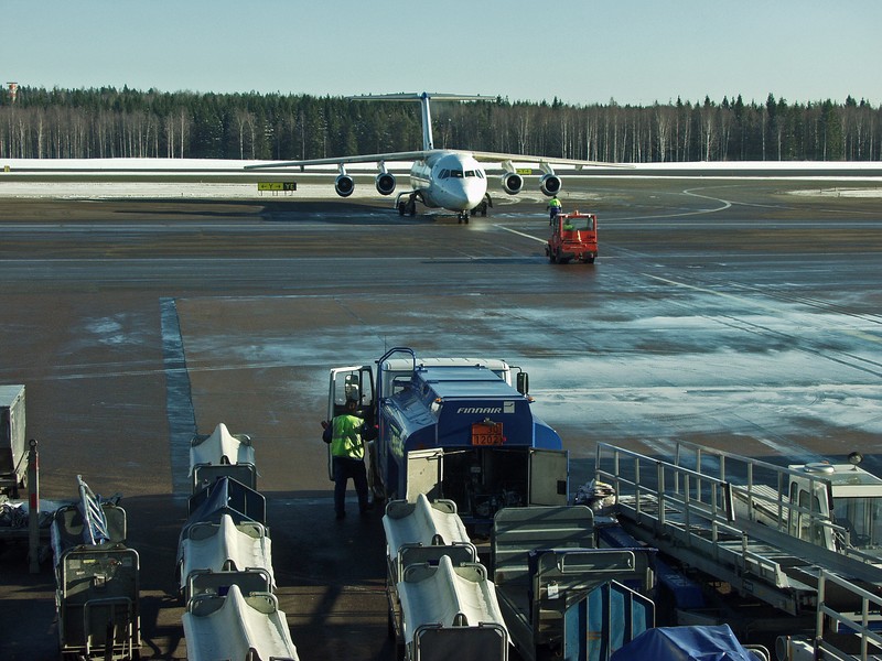 Avro RJ100 rullaamassa