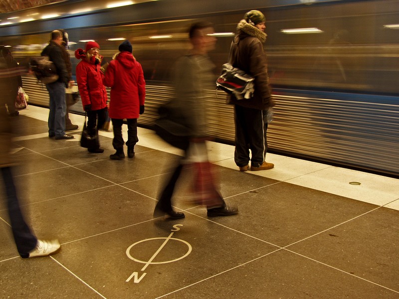 Metrojuna ohittaa aseman