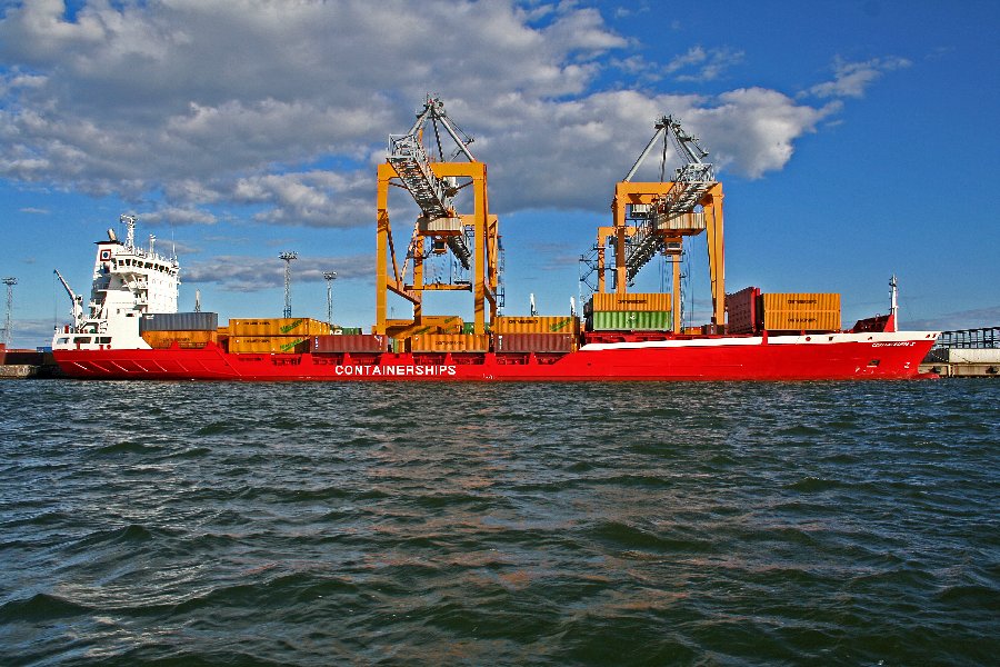 Konttilaiva Sea Containers V Lnsisatamassa