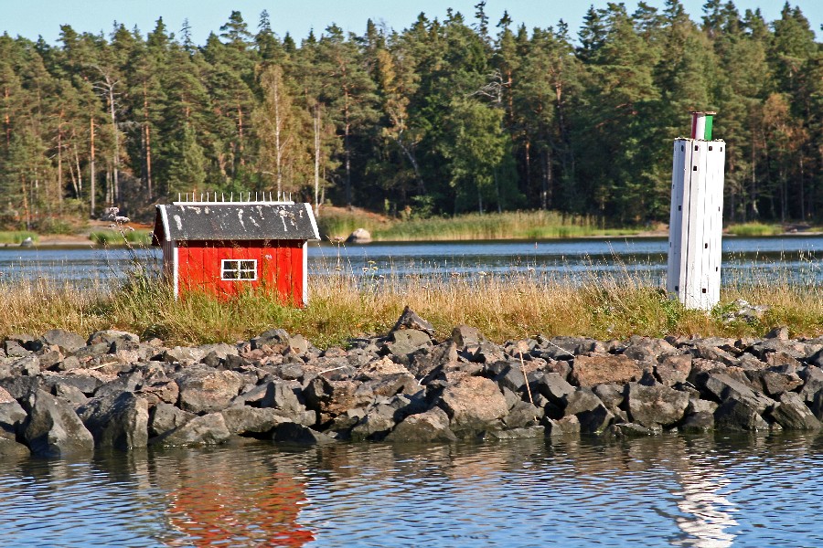 A miniature hut and a lighthouse at the Porkkala sea route