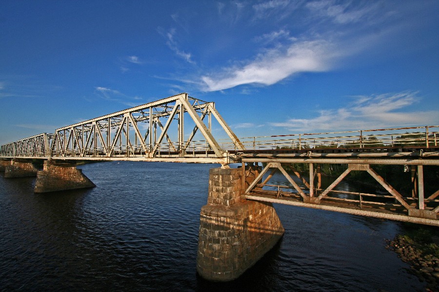 Railroad bridge crosses river Kemi at Suutarinkorva
