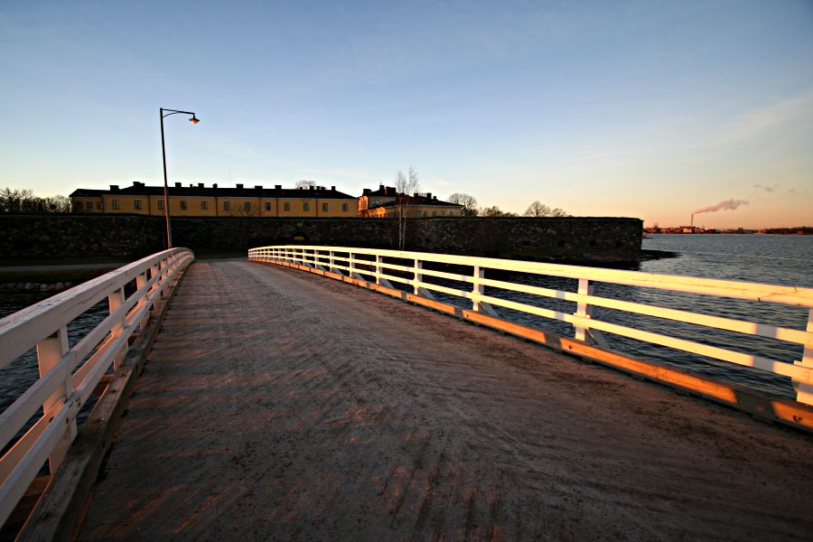 Bridge between Pikku Mustasaari and Iso Mustasaari