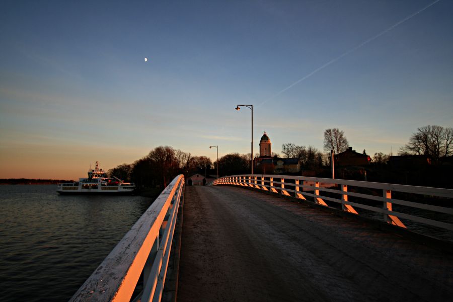 Bridge between Pikku Mustasaari and Iso Mustasaari