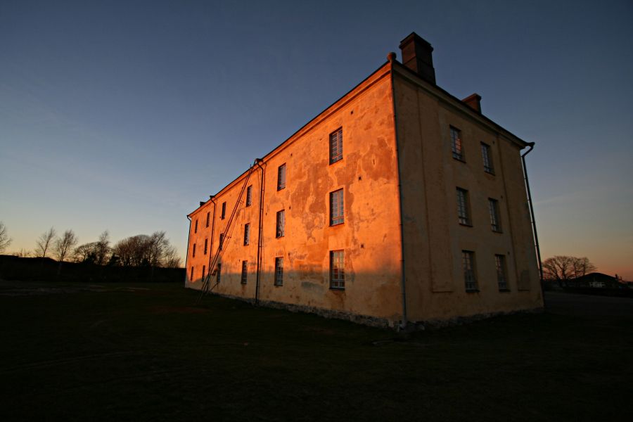 A house at Lnsi-Mustasaari at sunset