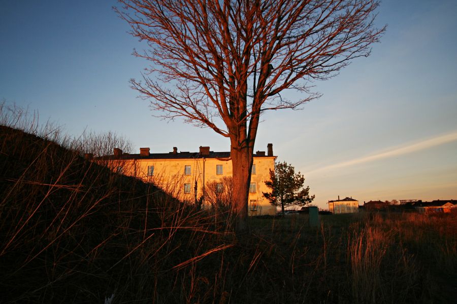 A house at Lnsi-Mustasaari at sunset