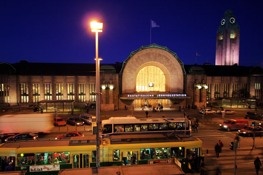 Traffic on Kaivokatu in front of the railway station