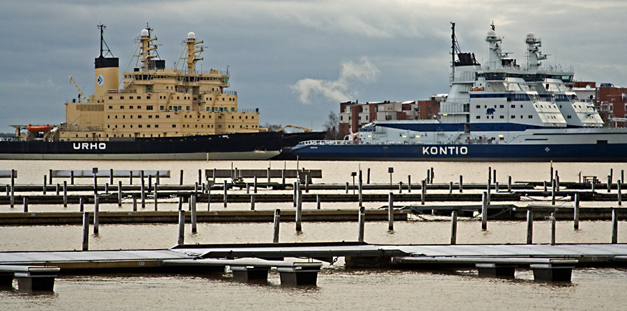 Icebreakers Urho and Kontio at their piers
