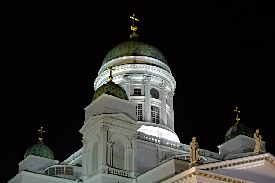 Tuomiokirkon tornit iltavalaistuksessa