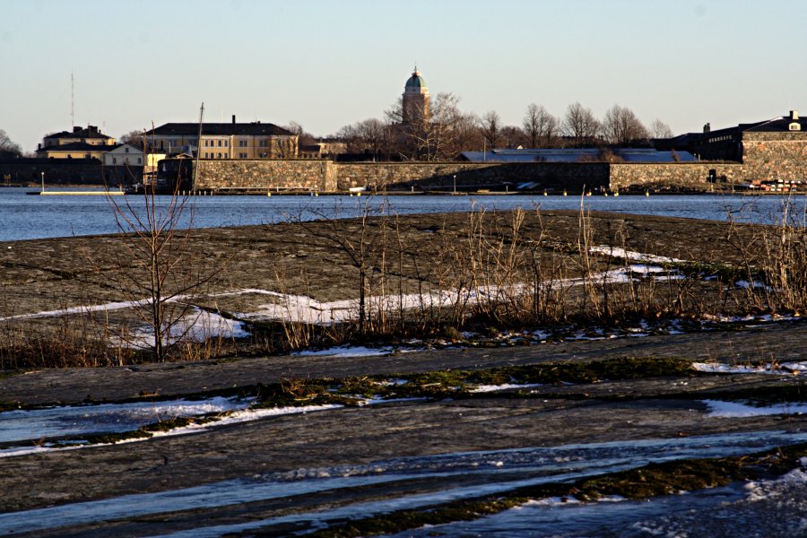 Uunisaaren silokallioita, taustalla Suomenlinnan saaria